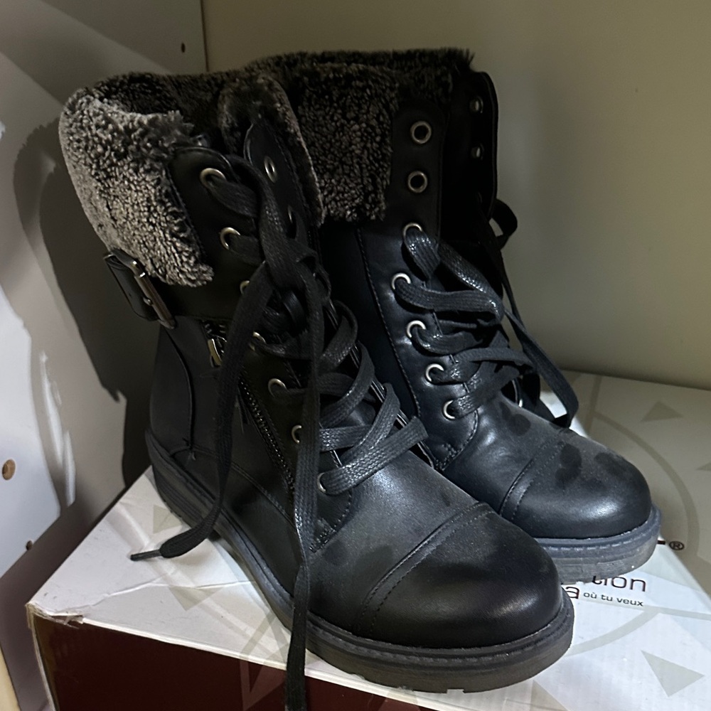 Wanderlust Women's Lace-Up Boots